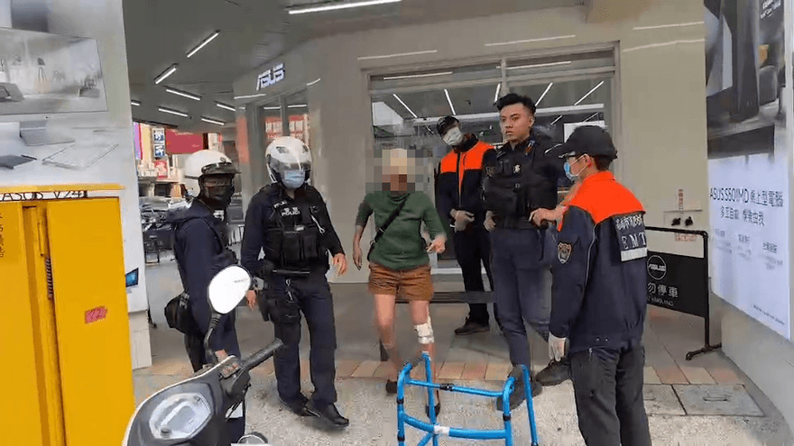 快訊/高雄女遭「甩巴掌」亮刀殺母？警急赴現場救援