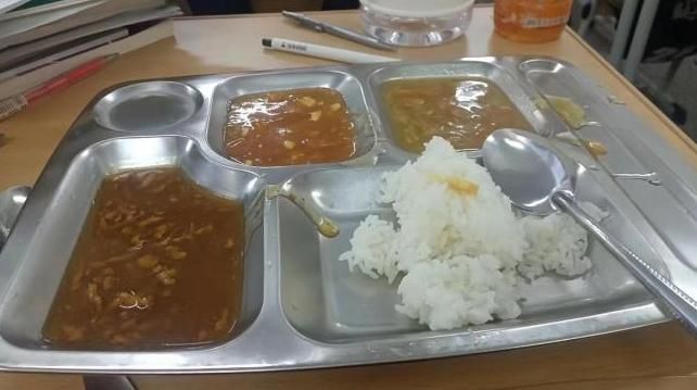 影/遼寧某高中遭爆料午餐品質極差　「三菜一湯」變「四湯」網暗酸：在吃印度糊糊？