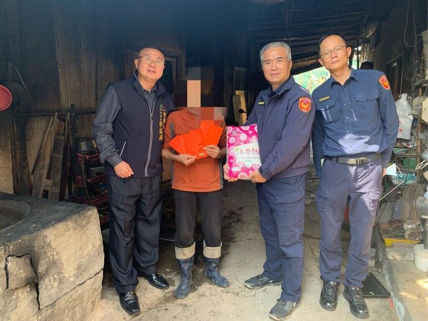 獨居拾荒婦燒柴生火三餐不繼　台中警助度難關