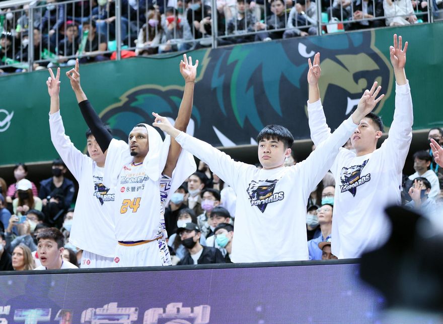 比賽尾聲爆大亂鬥！雲豹加碼獎金肯定球員奮戰　擊敗英熊奪3連勝