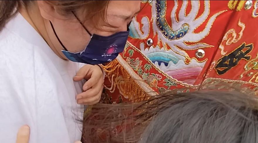 白沙屯媽祖進香/先生中風！婦人帶2子淚跪媽祖賜福　磕頭到出血畫面曝