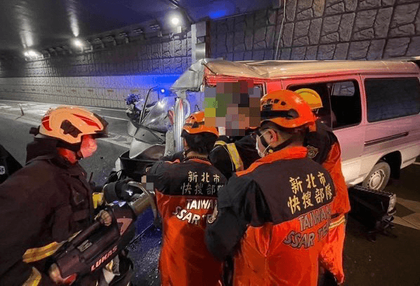 箱型車深夜自撞涵洞橋墩　車頭變形駕駛夾困車內