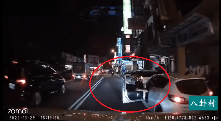 影/三寶違停還埋地雷！突開車門「後車無情撞上」被折半　15秒片超過癮