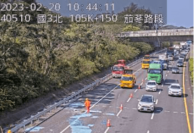 快訊/國三茄苳段貨車翻覆！「玻璃碎片」灑滿地　現場畫面曝