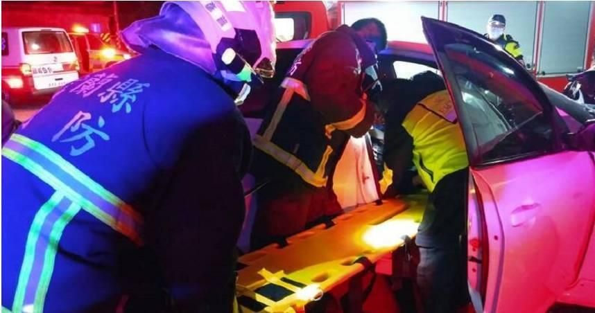 闖黃燈拒檢！51歲男高速飆車自撞橋墩　馬3慘變廢鐵　駕駛乘客雙亡