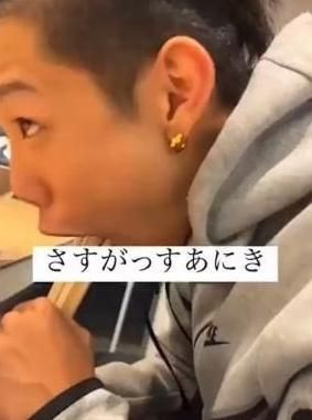 影/日餐廳噁心行為又一波！顧客把筷子「一口塞」　舔完再放回原處