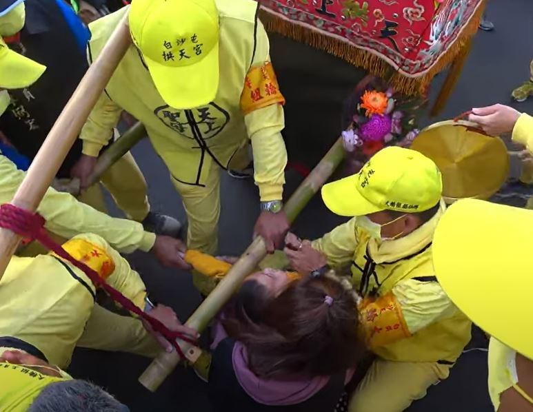 白沙屯媽祖進香/媽媽抱小娃跪求賜福　媽祖換轎前神轎突加持