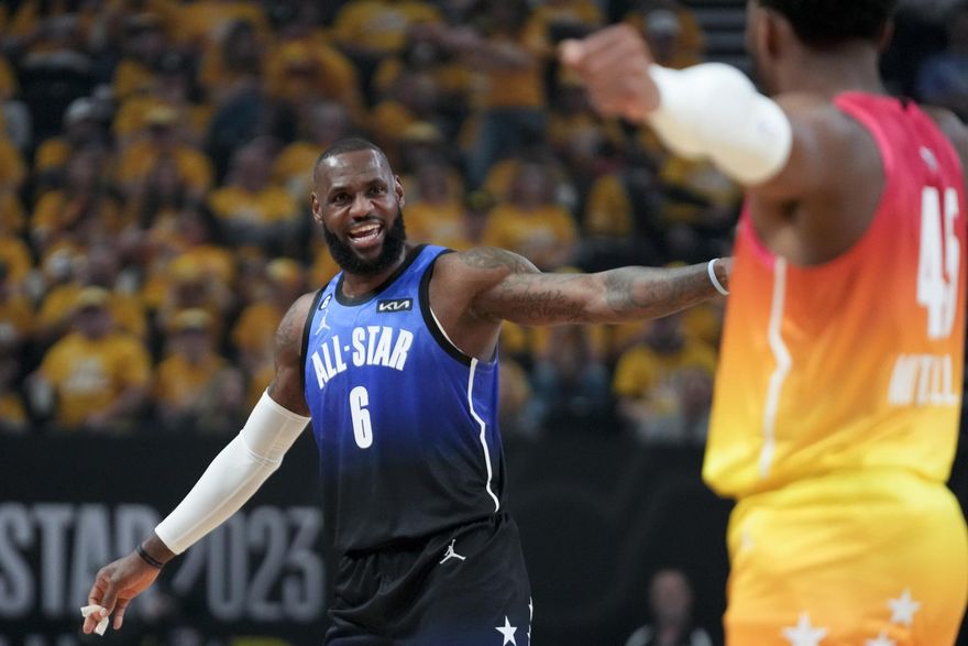 NBA明星賽/開心打卻受傷！詹皇「右手插上籃框」小指扭到　湖人球迷冒冷汗