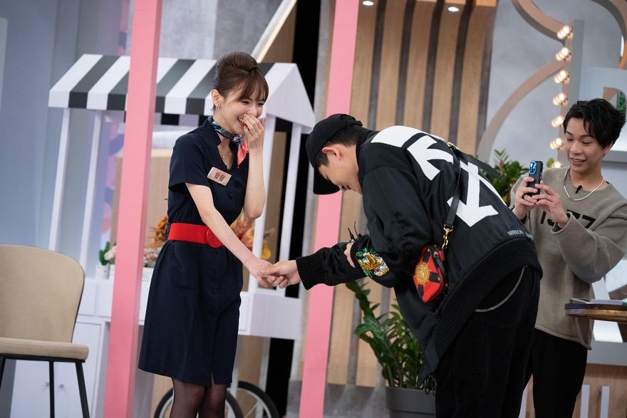 敖犬求婚成功！單膝下跪空姐女友「希望在一起一輩子」浪漫現場曝