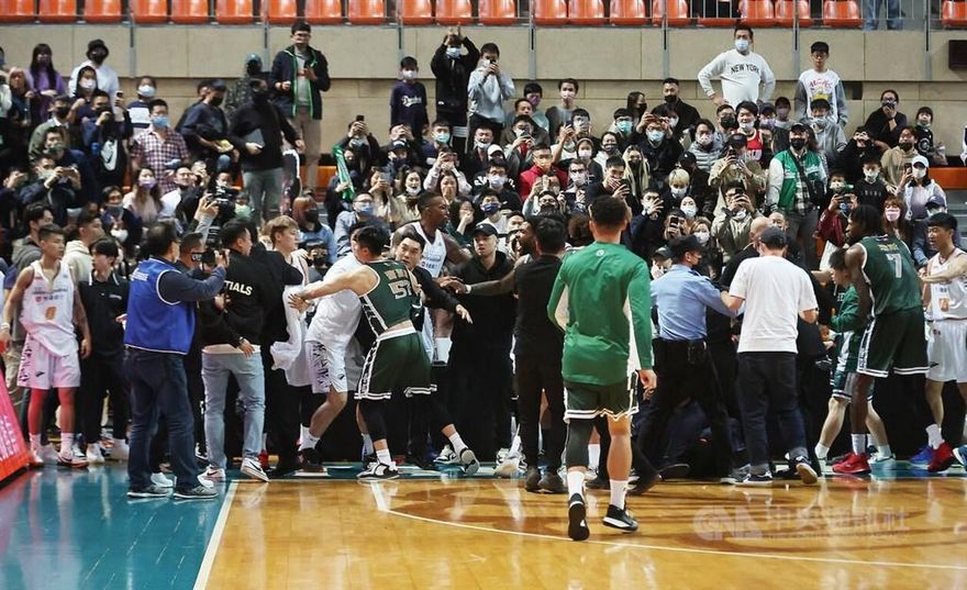 T1全武行12人被奪權！　裁判長搬FIBA規則解釋「出場標準」
