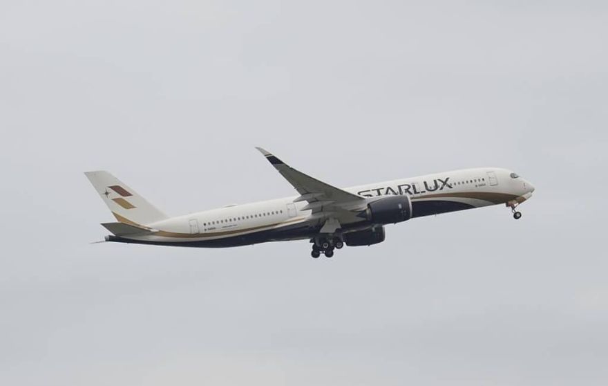 星宇航空返台班機驚傳「乘客咬人」　航警上機抬走鬧事者