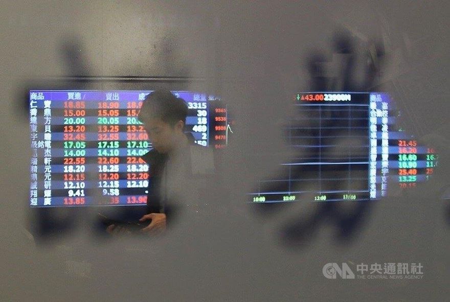貨櫃三雄衝鋒　觀光疲軟　台股擺尾小漲11點