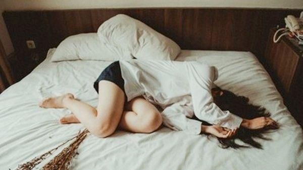 50歲女想輕生吞滅鼠藥！隔天眼白大出血、全身多處瘀傷　家人急送醫