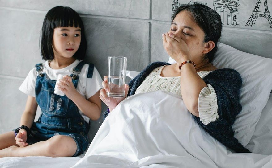 吃藥配溫開水才對！吃藥後1小時內「配4食物」傷身 　醫示警嚴重恐增肝毒性