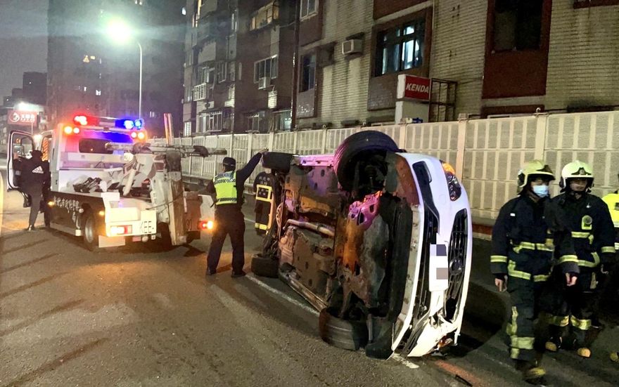 男子酒駕高架橋超車不慎　擦撞特斯拉後翻車側躺路中
