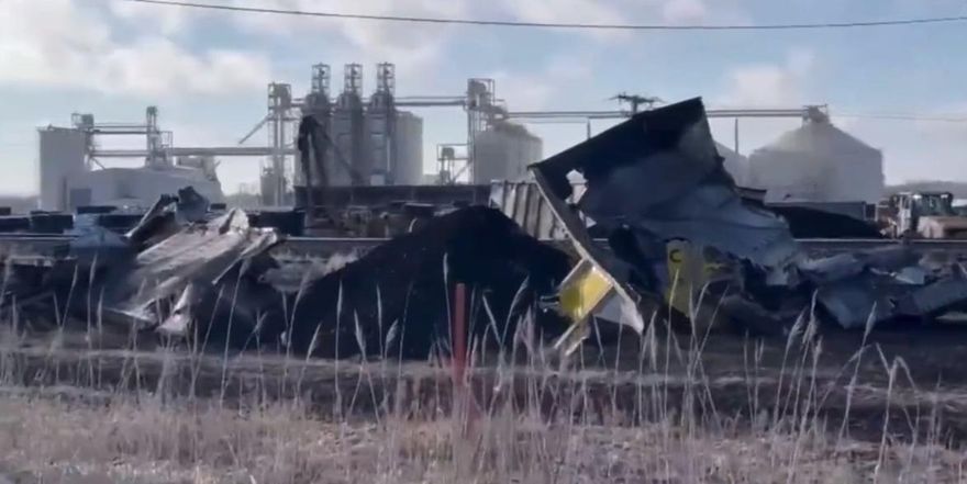 影/美再傳火車出軌事故！31節車廂衝出鐵軌外　大量煤礦傾倒在地