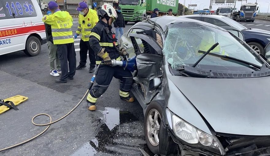 違規右轉惹禍！轎車遭聯結車攔腰撞嚴重變形　警消救出2人送醫