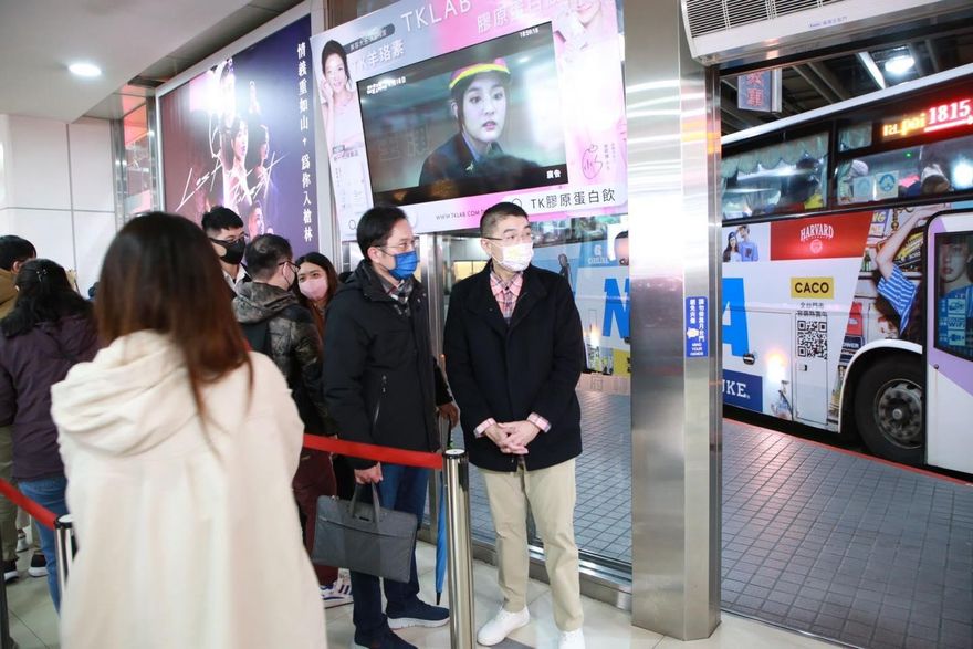 基隆市民抱怨等不到交通車　好巧！市長來排隊車都來了