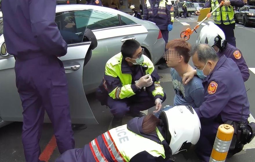 「這位哥」果然囂張！他違停睡覺槍擺腿上　躲警網圍捕追撞4車後仆街就逮