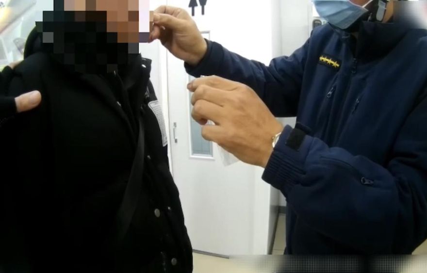 超商廁所反鎖1小時不開門　警到場他鼻孔「白白的」被秒上銬