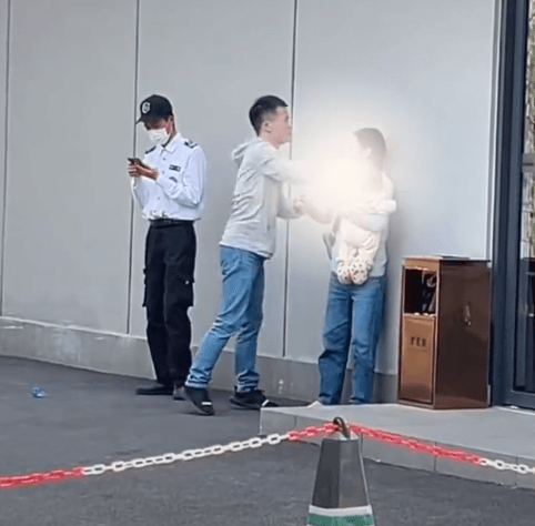 影/夫妻於地鐵站口發生激烈爭執...下秒丈夫竟出拳毆打　一旁警衛未阻止遭網罵翻
