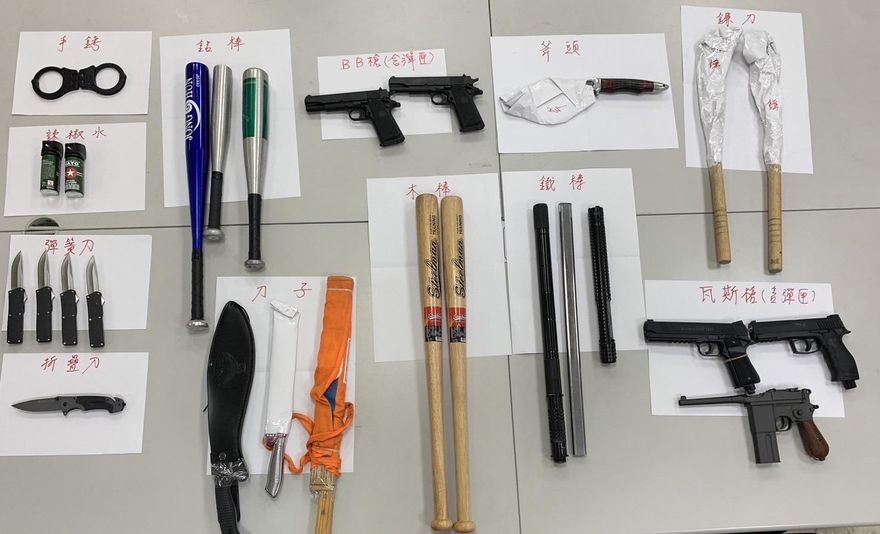 前後任男友約戰新北街頭鬥毆　10多人混戰警網壓制查獲刀槍