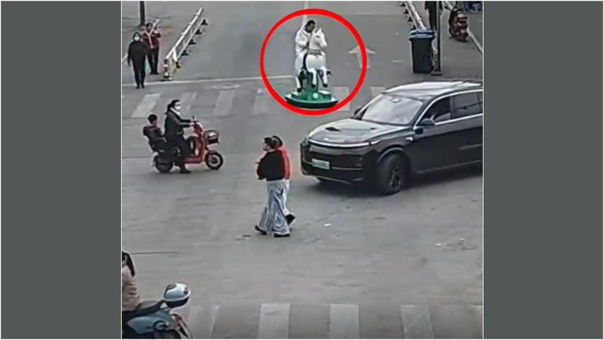 影/太想當「白馬王子」！男子騎白馬玩具車上街被警攔　網友嘲：想去西天取經？