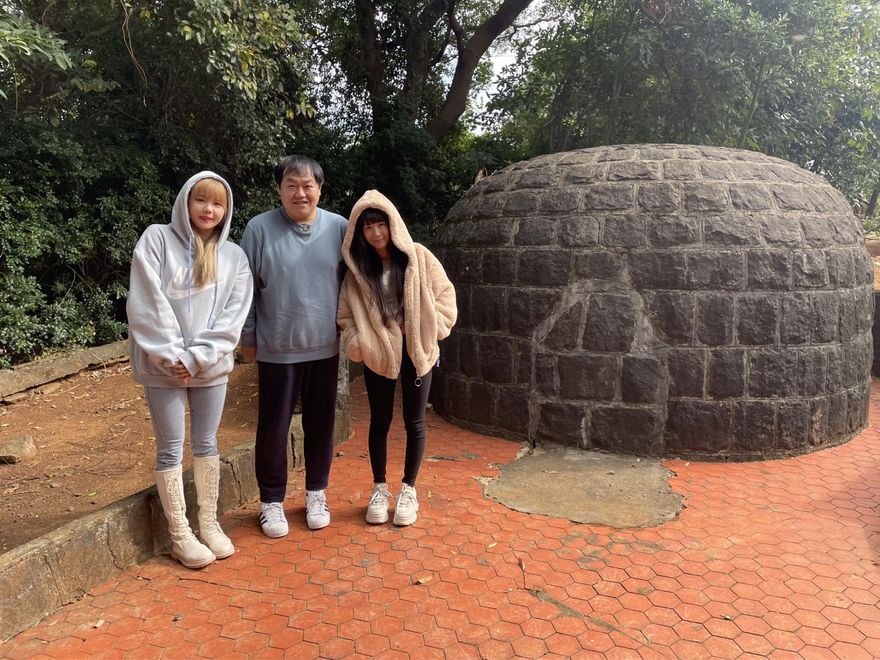 草爺揪2女網紅闖墓園！比熊「才開錄就吐」…過程不斷現雜音、斷訊