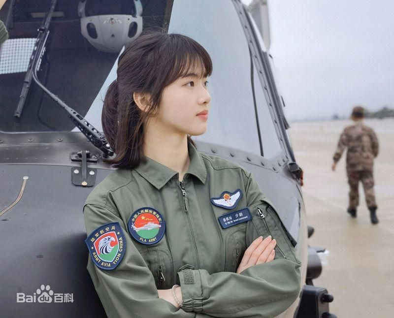 神似宋慧喬！陸90後「最正女飛官」 駕直-20「飛進」全國人大當代表