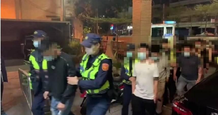 高雄小吃店驚爆全武行！警帶回鬧事酒客　竟意外逮捕通緝犯