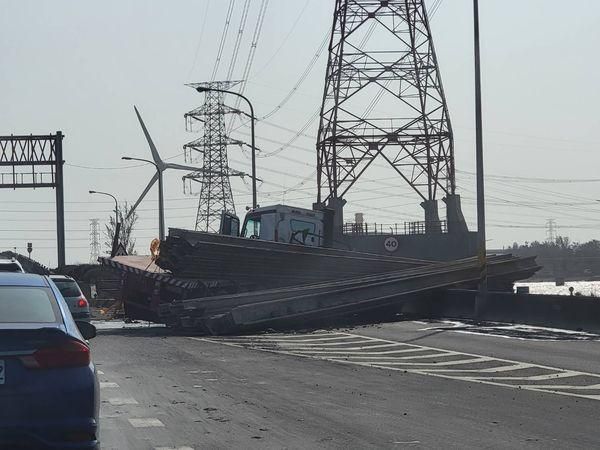 快訊/台61線拖板車撞分隔島！鋼筋散落道路…彰化洋厝段僅單線通行