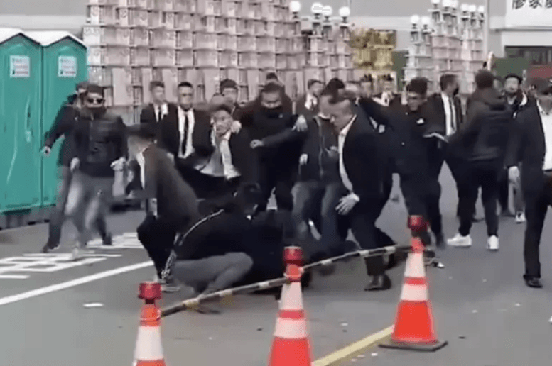 影/桃園公祭爆大亂鬥！20黑衣人亮刀「抄三角錐」互毆　一旁司儀高喊：鞠躬、上香