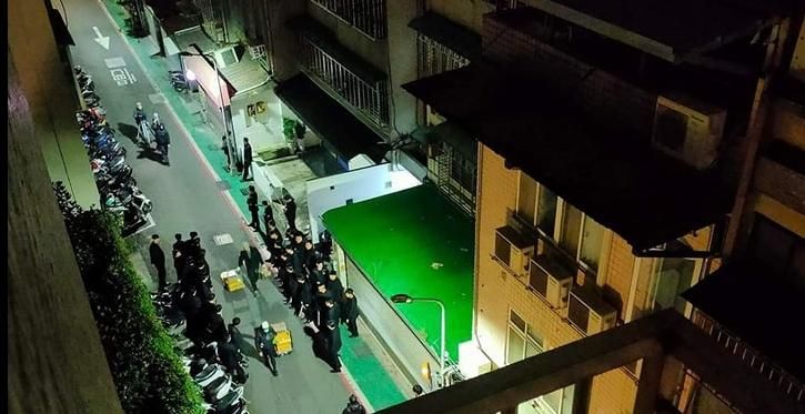 黑衣人小巷聚集！深夜吵雜住戶驚　警到場才知是「這原因」