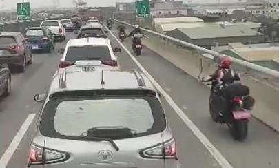 影/快速道路塞成停車場！12重機衝路肩遭轟「老鼠屎」　網：快速通關請付費