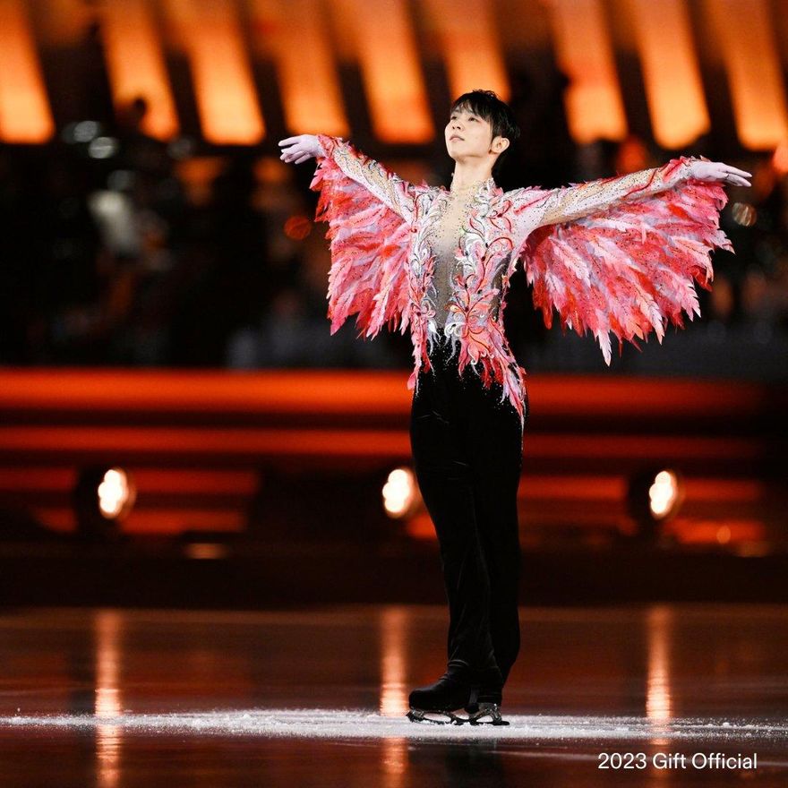 影/浴火鳳凰！「花滑王子」羽生結弦冰上首秀　35000粉絲落淚癡狂