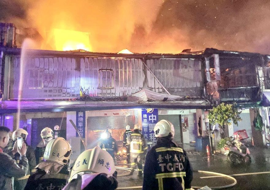 影/台中暗夜大火悶燒近5hr　火勢延燒12戶寵物店救出2倉鼠