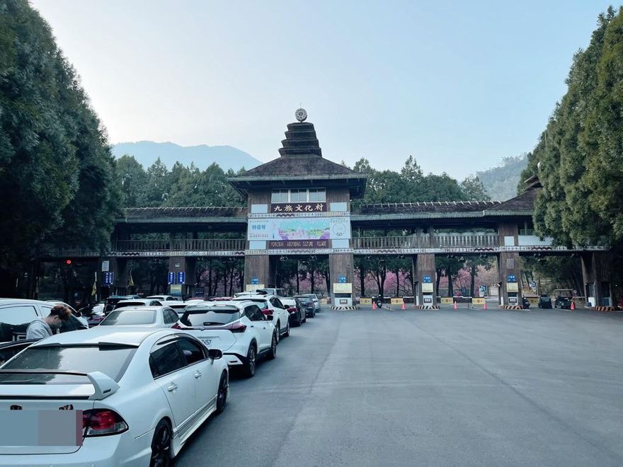 九族文化村變大型停車場！　園方連兩天上午呼籲民眾「前往別處遊玩」