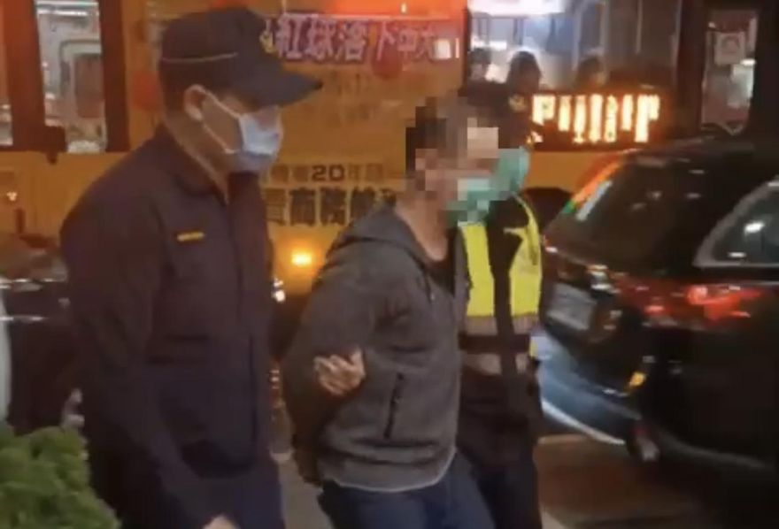 騎車3貼沒戴安全帽遭警攔查　他把包包丟屋內卻掉出一把槍