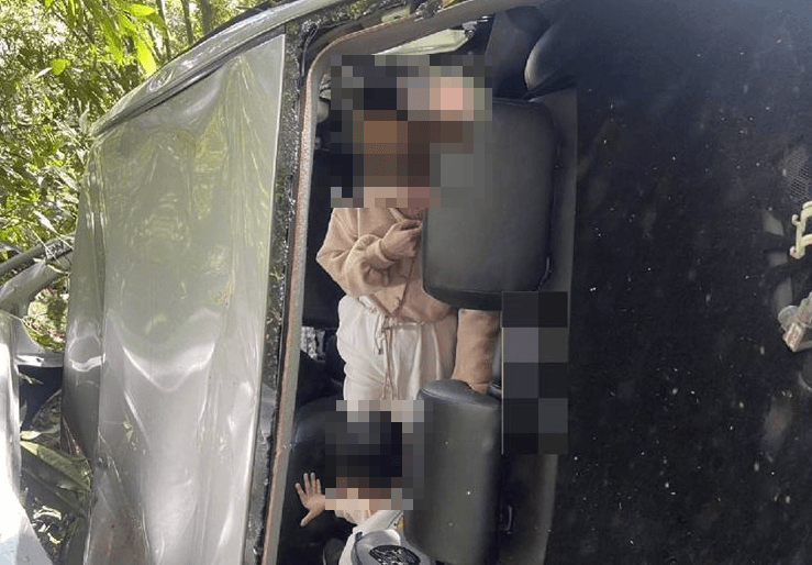 新竹轎車翻落30米深山谷！母抱3歲兒困車內驚險獲救
