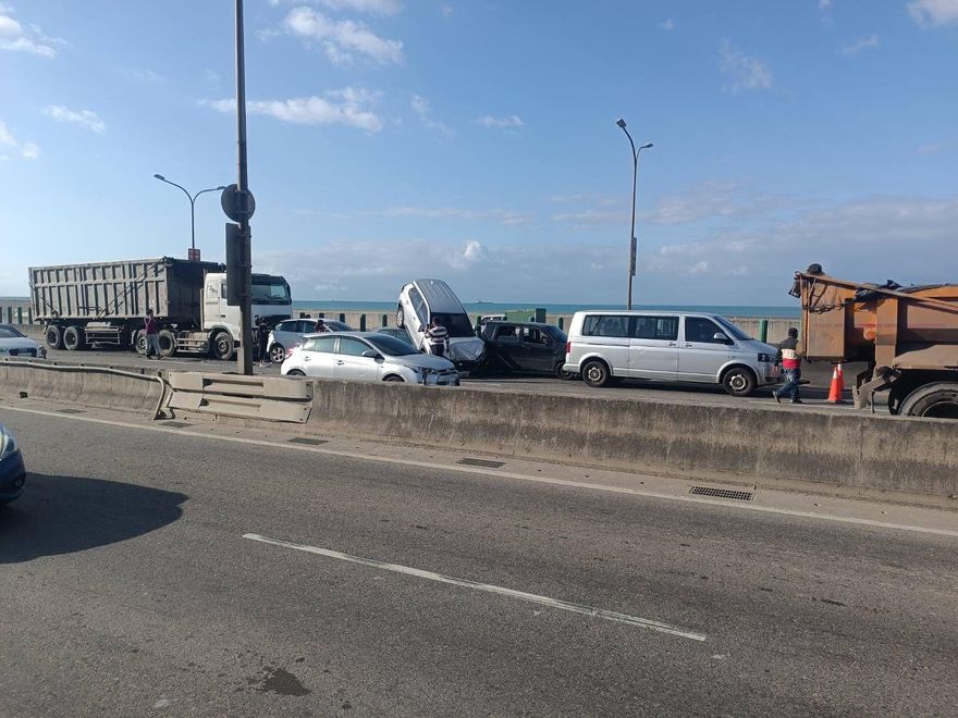 快訊/台61線連環車禍！疑連結車失控撞5車　傷亡不明搶救中