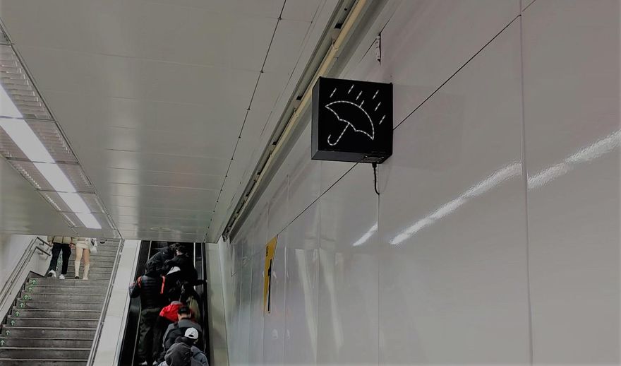 北捷員工貼心設計！出口神秘「小傘」用途曝　基隆人笑：我們可能要亮整年