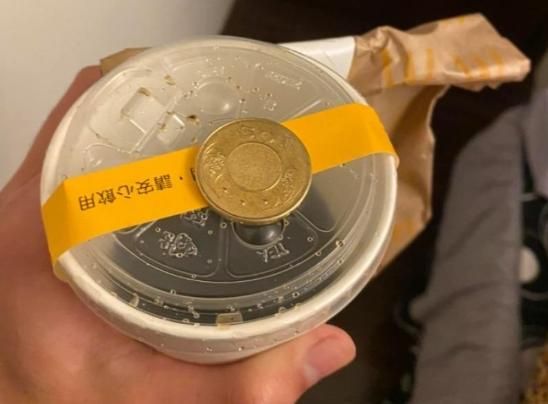 外送員取餐不慎跌倒打翻飲料　他見「一舉動」發文破萬網友讚好