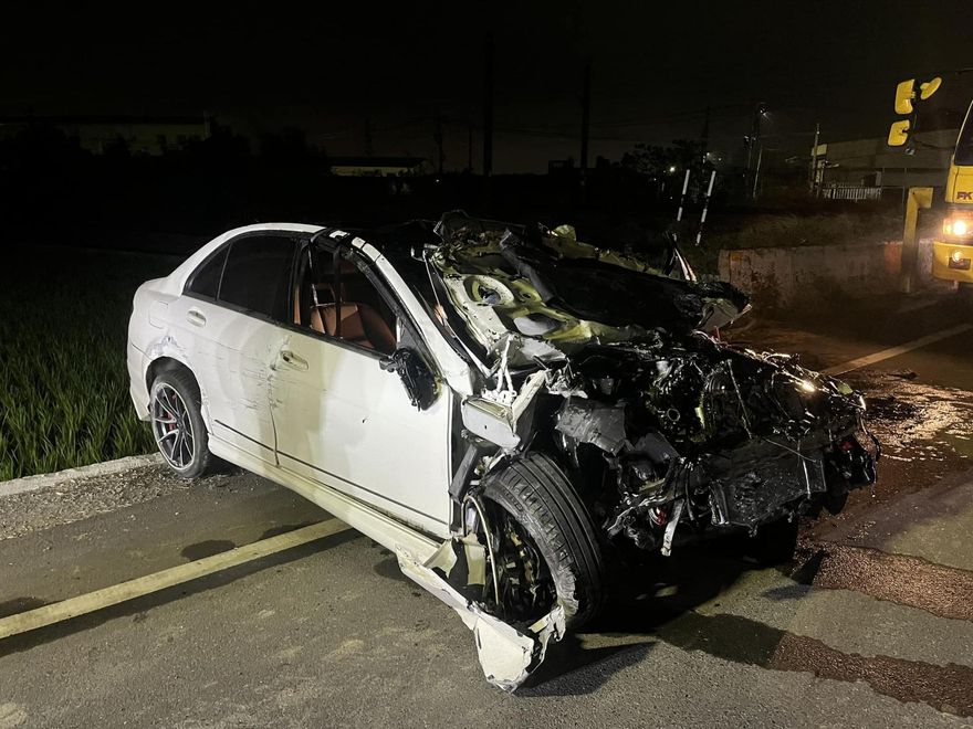 快訊/台南賓士C300撞毀！墜3米水溝車頭爆裂　2男送醫不治