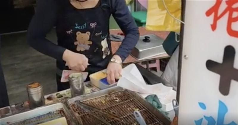 影/蔥油餅闆娘收錢掉地不認帳！民眾遭坑錢　手法曝光網怒疑慣犯