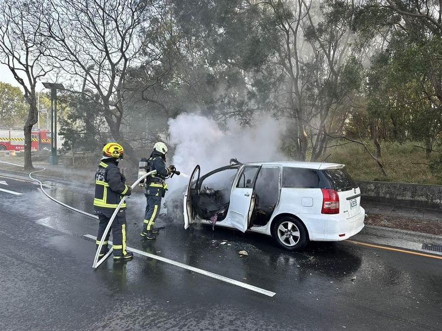 影/酒駕上路火燒車淪廢鐵　男躲罰責狠心丟車棄身障弟逃跑