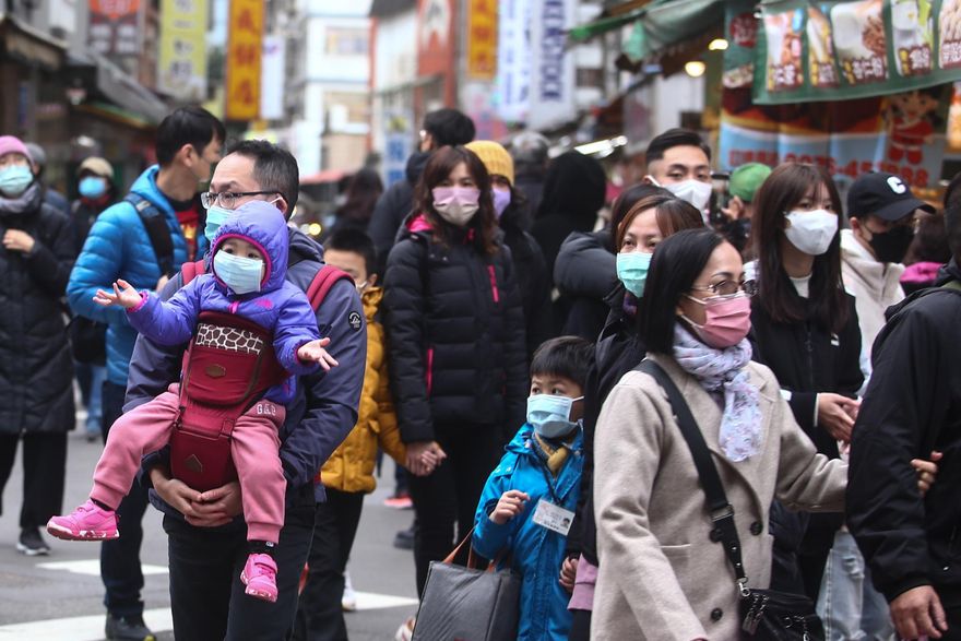 新冠後第一道光？醫曝：最慢五月可能會「跌破千例」！