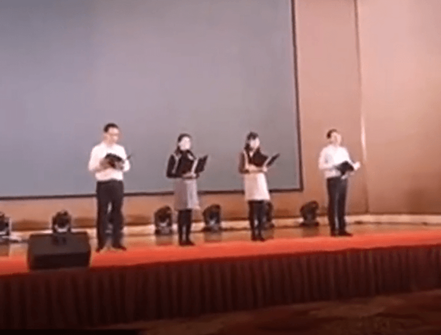 影/公司團建活動表演朗誦...四位員工齊喊「我愛上班」　台下同事爆笑不止