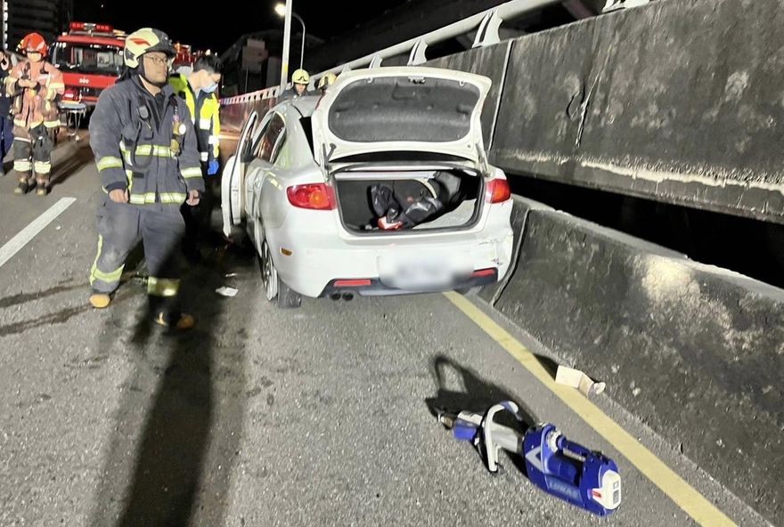女子酒駕載閨蜜桃園一路向北　新北高架自撞分隔島「掰咖棄車落跑」
