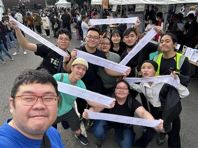 影/228嗆蔣萬安「殺人兇手」竟炫耀超嗨！四叉貓合照「做筆錄沒跟到好氣」