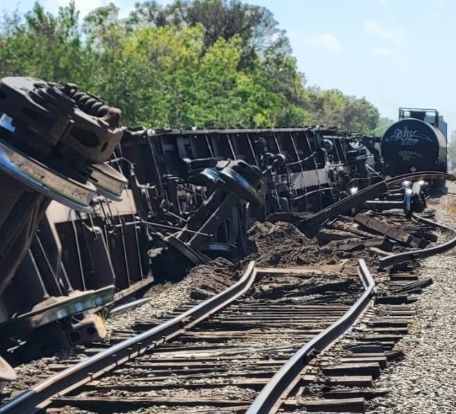 影/美國佛州傳火車出軌事故！5列車廂翻覆鐵軌旁...3萬加侖丙烷險外洩